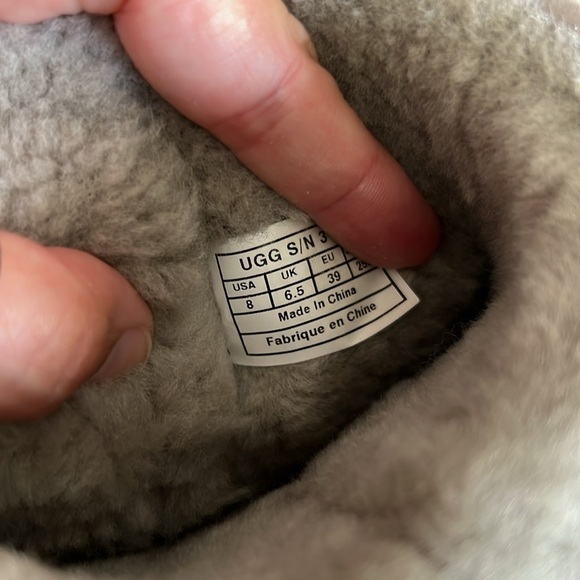 Gold Women’s UGH Classic Short Sequin Boots in size 8 - Picture 10 of 10